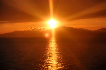 Картинка природа восходы закаты рассвет утро солнце море свет отражение красота вид лучи золото