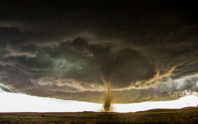 Обои картинки фото природа, стихия, торнадо, смерч, буря, небо, горизонт, ветер, ураган, бедствие, облака, непогода, дождь, ливень, чёрные