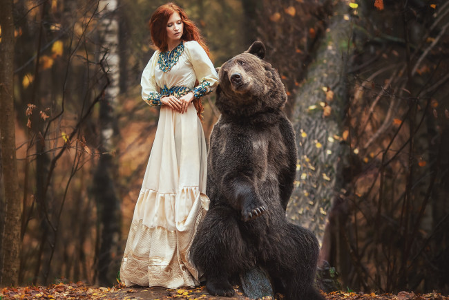 Обои картинки фото девушки, - рыжеволосые и разноцветные, девушка, медведь, животное, бурый, хищник, рыжеволосая, поза, красотка, веснушки, друзья, степан, лес, дремучий, деревья