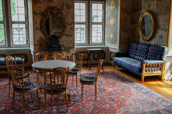 Картинка интерьер дворцы +музеи ковер стол стулья диван зеркало картина
