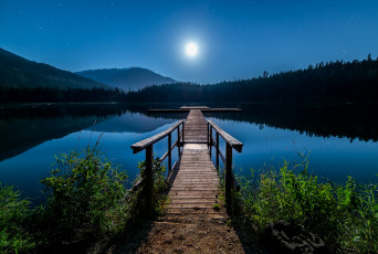 Картинка природа восходы закаты ночь луна озеро горы мостик трава