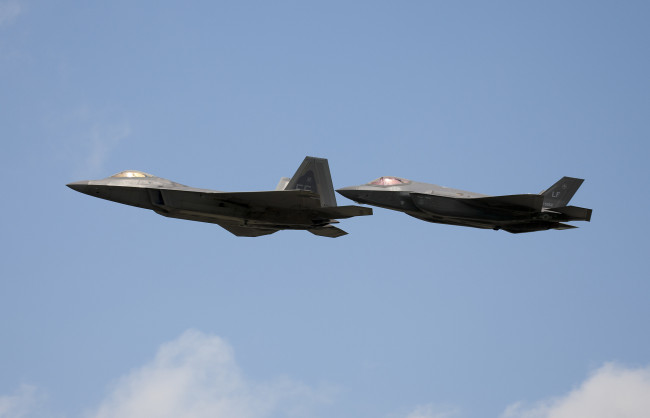 Обои картинки фото авиация, боевые самолёты, полет, истребители, пара, f-35, f-22