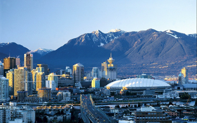 Обои картинки фото города, ванкувер , канада, горы, небоскребы, шоссе