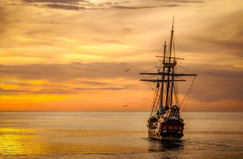 Картинка корабли парусники каравелла закат море