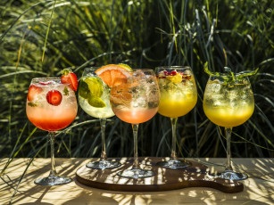 Картинка еда напитки лето трава стекло свет свежесть ягоды стол лёд бокалы алкоголь коктейль фрукты коктейли оформление кубики льда прохладительные