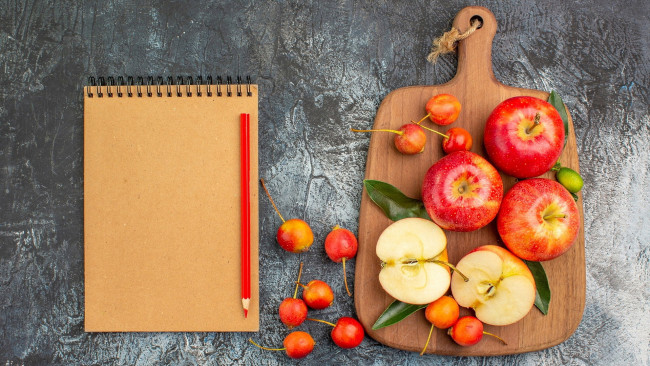 Обои картинки фото еда, яблоки, румяные, блокнот, карандаш