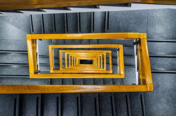 Картинка интерьер холлы +лестницы +корридоры здание лестница в помещении желтый