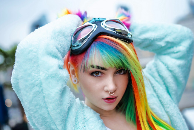 Обои картинки фото девушки, - рыжеволосые и разноцветные, пирсинг, очки, разноцветные, волосы