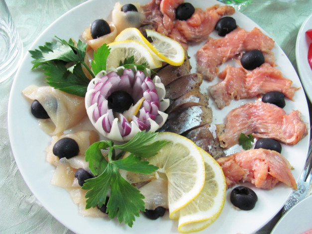 Обои картинки фото еда, рыба, морепродукты, суши, роллы, петрушка, лимон, маслины, селедка