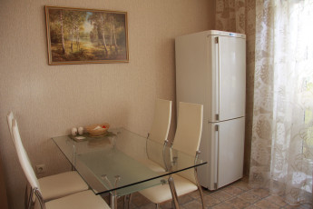 Картинка интерьер кухня стол стулья холдильник