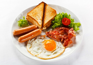 Картинка еда Яичные+блюда зелень яичница сосиски бутерброд завтрак