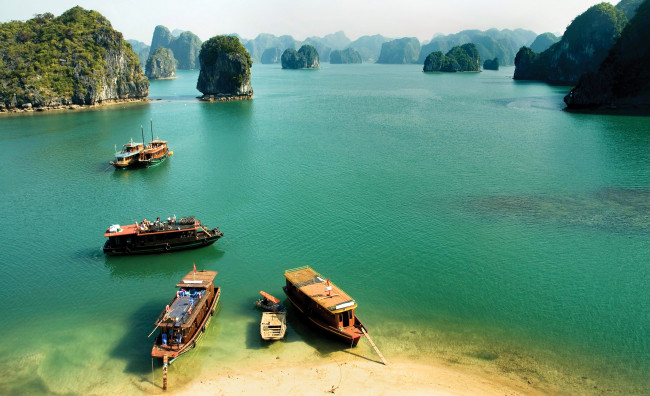 Обои картинки фото бухта халонг вьетнам, природа, моря, океаны, море, бухта, халонг, вьетнам, джонки