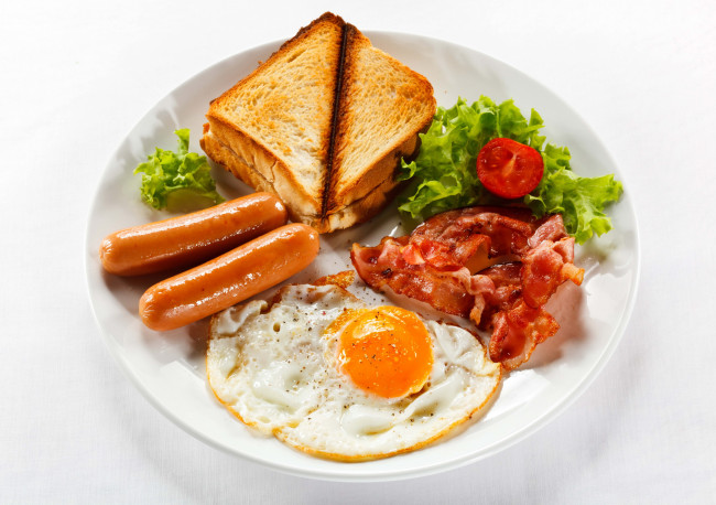 Обои картинки фото еда, Яичные блюда, зелень, яичница, сосиски, бутерброд, завтрак