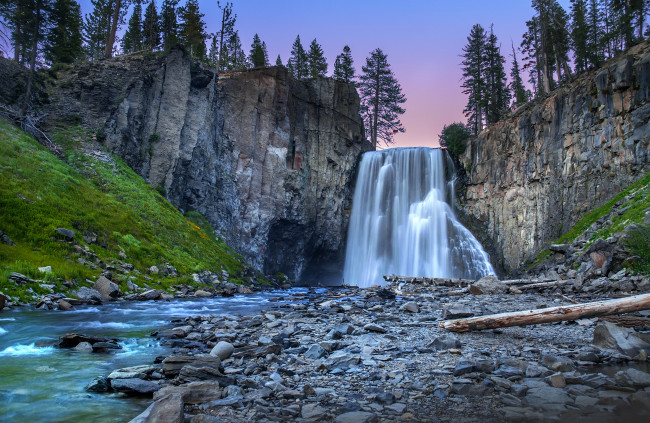 Обои картинки фото природа, водопады, скалы, водопад, поток, река, камни, лес, деревья, закат, пейзаж