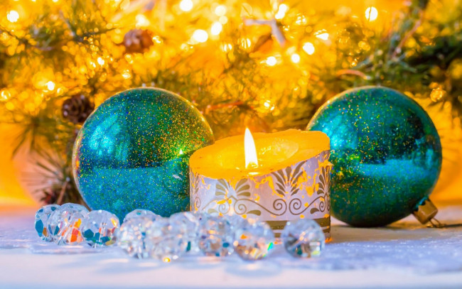 Обои картинки фото праздничные, новогодние свечи, горит, праздник, игрушки, огни, огоньки, гирлянды, ёлочные, блеск