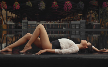Картинка девушки natali+danish свитер белый девушка модель брюнетка поза лежит