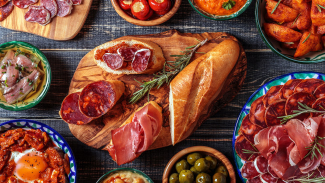 Обои картинки фото еда, разное, хлеб, розмарин, колбаса, ветчина, помидоры, салака
