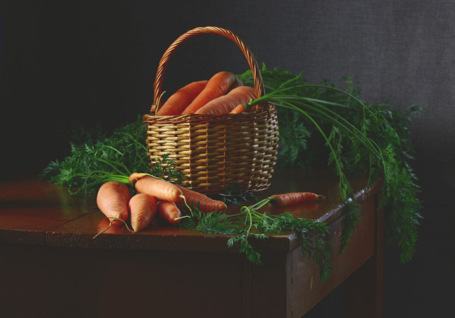 Обои картинки фото еда, морковь, зелень, темный, фон, стол, урожай, натюрморт, корзинка, овощи, корнеплоды