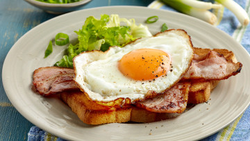 Картинка еда яичные+блюда тост бекон глазунья завтрак