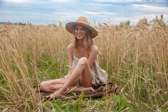 Картинка девушки -+блондинки +светловолосые блондинка поле колосья шляпа улыбка
