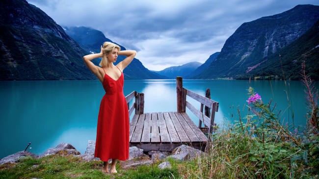 Обои картинки фото девушки, - блондинки,  светловолосые, блондинка, горы, озеро, мостки, платье, босые, ноги