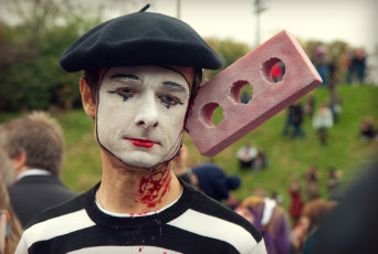 Картинка зомби фестиваль сша разное маски карнавальные костюмы кирпич кровь мим