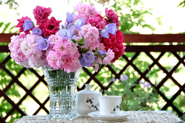 Обои картинки фото цветы, букеты, композиции, чашка, посуда, ваза, розы, колокольчики