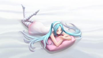 Картинка аниме vocaloid лежит наушники hatsune miku девушка подушка