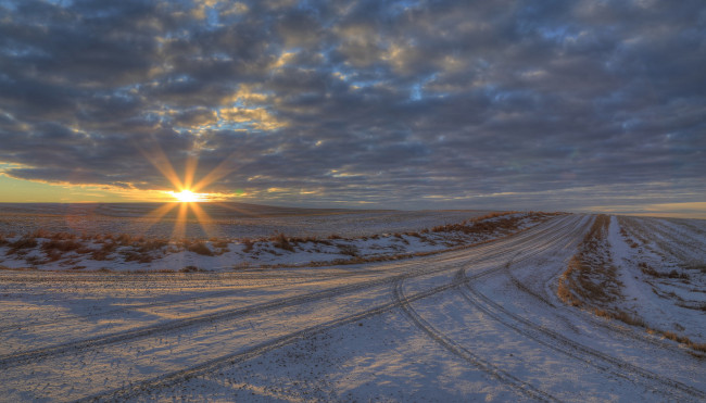 Обои картинки фото природа, восходы, закаты, зима, лучи, солнце, облака, небо, снег, дорога, поле