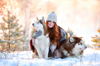 Картинка девушки -unsort+ рыжеволосые+и+другие снег улыбка радость хаски собаки рыжая девушка зима шапка