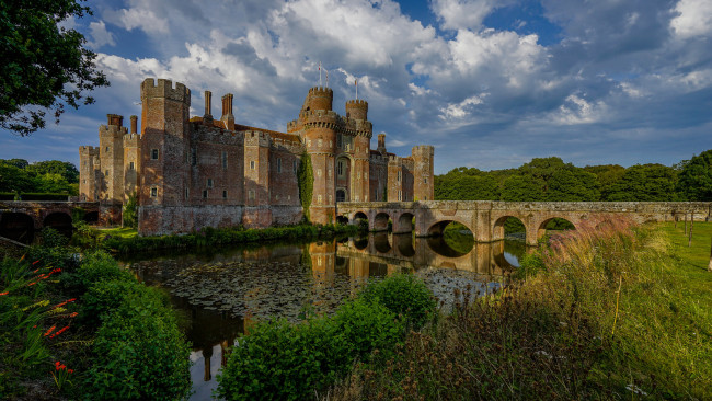 Обои картинки фото herstmonceux castle, города, замки англии, замок, мост, пруд