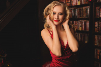 Картинка девушки -unsort+ блондинки +светловолосые улыбка блондинка книги книжные полки красное платье модель женщины в помещении