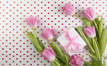 Картинка праздничные подарки+и+коробочки тюльпаны сердечки букет подарок фон цветы