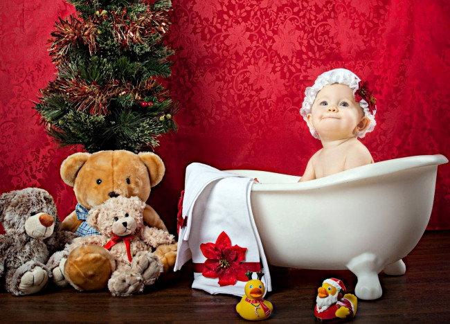 Обои картинки фото разное, дети, ребенок, ванна, игрушки, ёлка, полотенца