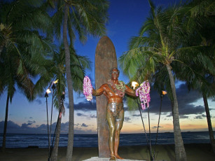 Картинка duke kahanamoku statue waikiki beach города памятники скульптуры арт объекты