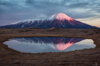 Картинка природа реки озера отражения озеро вулкан гора камчатка