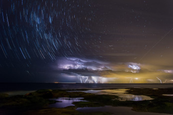 Картинка природа молния +гроза штат квинсленд австралия шторм выдержка острова моритон вокруг свет млечный путь небо молнии звёзды ночь город калаундра тучи