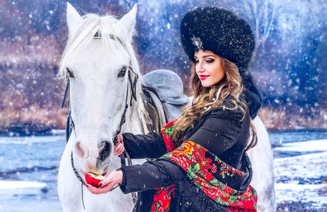 Обои картинки фото девушки, -unsort , блондинки, яблоко, платок, лошадь, девушка, снег, шапка