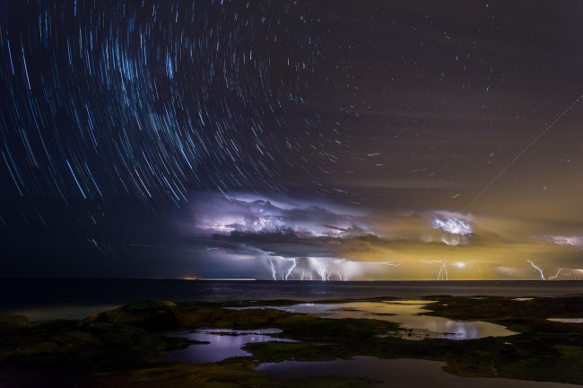 Обои картинки фото природа, молния,  гроза, штат, квинсленд, австралия, шторм, выдержка, острова, моритон, вокруг, свет, млечный, путь, небо, молнии, звёзды, ночь, город, калаундра, тучи