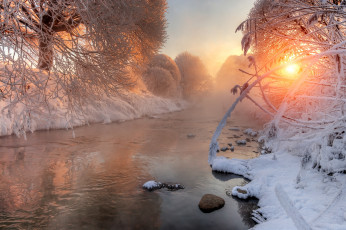Картинка природа реки озера снег река лес утро иней