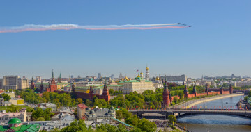 Картинка города москва+ россия москва-река самолёты кремлёвская набережная мост москва 9 мая река кремль панорама большой каменный