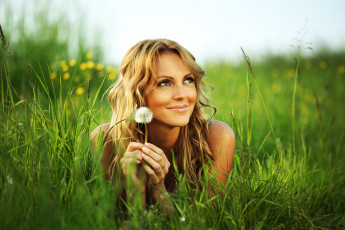 Картинка девушки -unsort+ блондинки +светловолосые девушка улыбается лежит блондинка трава одуванчик улыбка лето