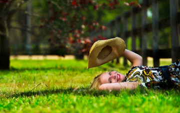 Картинка девушки -unsort+ блондинки +светловолосые шляпа блондинка трава забор лужайка