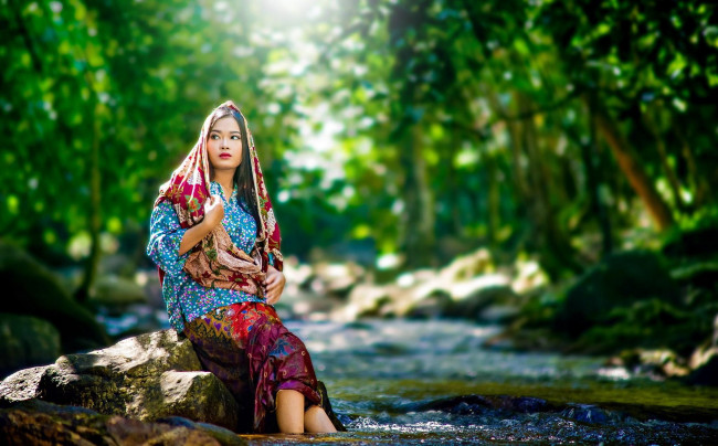 Обои картинки фото девушки, -unsort , азиатки, юбка, этника, блузка, платок, камни, ручей, лес, деревья