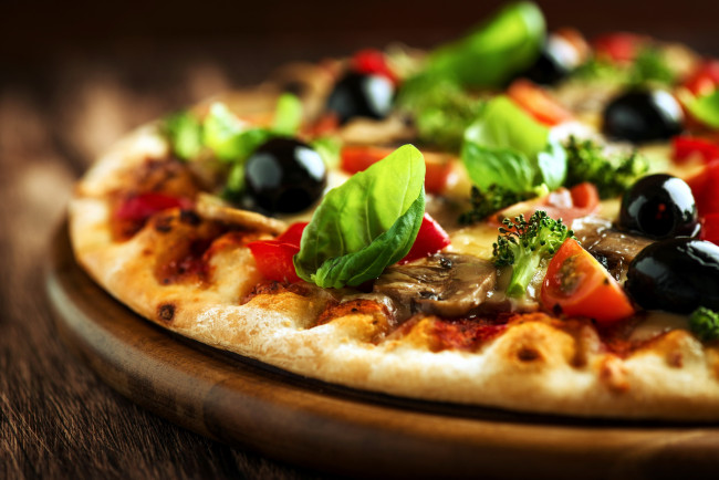 Обои картинки фото еда, пицца, маслины, брокколи
