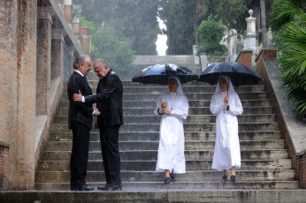 Картинка разное люди монашки монахи зонт лестница дождь великая красота la grande bellezza драма комедия paolo sorrentino