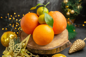 обоя еда, цитрусы, листья, шарики, звезда, апельсины, огоньки, рождество, новый, год, фрукты, позолота, шишка, подставка, боке, ёлочные, игрушки, мандарины, деревяшка