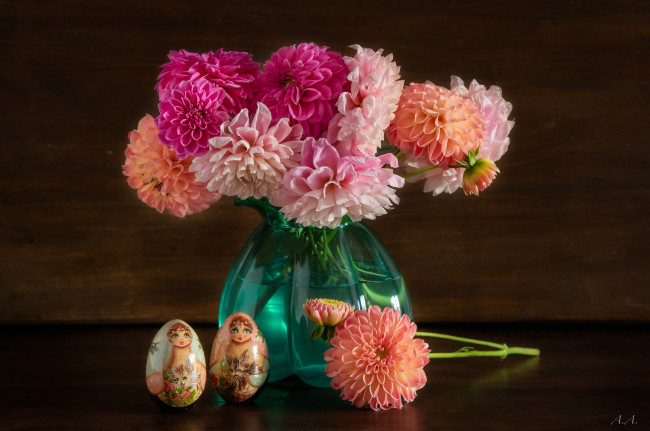 Обои картинки фото цветы, георгины, георгин, букет, ваза, яйца