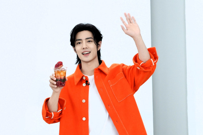 Обои картинки фото мужчины, xiao zhan, актер, пиджак, жест, стакан, напиток