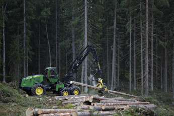 Картинка john+deere+1270e+harvester техника тракторы лесозаготовка колесно-гусеничный трактор